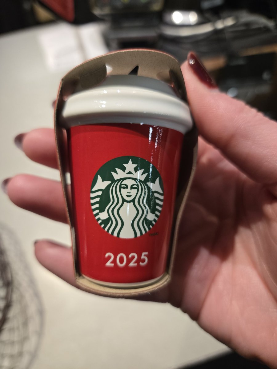 What in the hell is this!?! <a href="/Starbucks/">Starbucks</a> you couldn't be bothered to even put MINIMAL effort into the design this year???