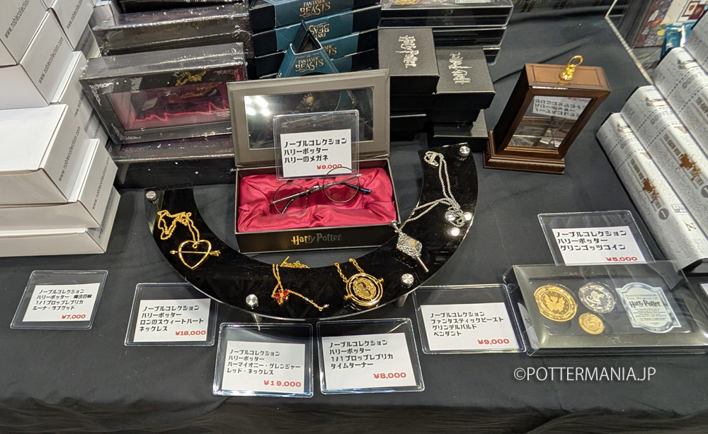 pottermaniajp's tweet photo. 【東京コミコン2025】ワーナーブラザースブース＆ #ハリポタ #グッズ レポ✨

展示や会場内で販売されているハリポタ・ファンタビグッズをまとめてみました🦁🐍🦅🦡🏰

来場時などの参考にどうぞ🌈⇒https://t.co/s4Y04q6kgR

 #HarryPotter  #ハリーポッター #TokyoComicCon https://t.co/W40MI0KL5j