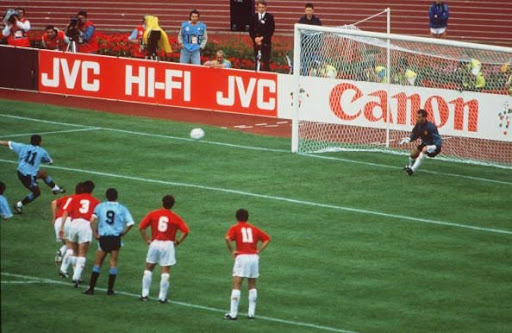 fspuy's tweet photo. Que toque España me trajo inevitablemente este  recuerdo. Esa selección venía excelente. Le había ganado a Argentina y a Inglaterra, empatado a Alemania e Italia. Era un equipo balanceado en todas las líneas,  Sosa era una maquina, no podían pararlo los rivales y en un penal se vino todo abajo.