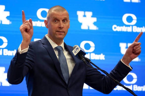 bvince1993's tweet photo. Kentucky is the biggest brand in College Basketball and Mitch hired a guy that would have taken the job at any time without hesitation. It will go down as one of the laziest hires in the history of UK athletics 🤦‍♂️. https://t.co/iJDWuYutsA