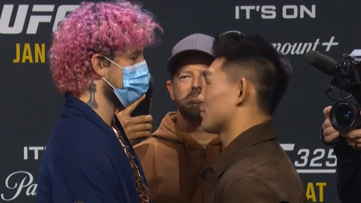 THATBOYMMAGURU's tweet image. Sean O'Malley wearing a covid mask for his face off with China's Song Yadong 😬