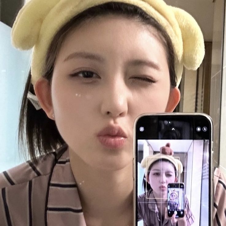 lemoneese's tweet image. Calla Berpendar. 2004.
Tim bangun tidur, cuci muka, sikat gigit terus sarapan setelah itu mandi. 

Calon kawan tim mandi dulu atau sarapan dulu?