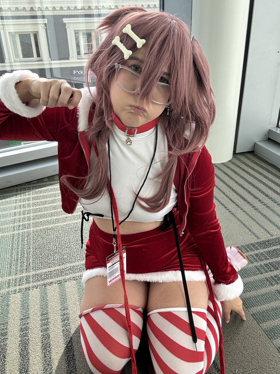 zoey5073's tweet photo. It’s Friday! #fananimeexpo #fananime #korone #koronecosplay #cosplay #christmas #cute #cutecosplayer https://t.co/hyRcM5gHG2