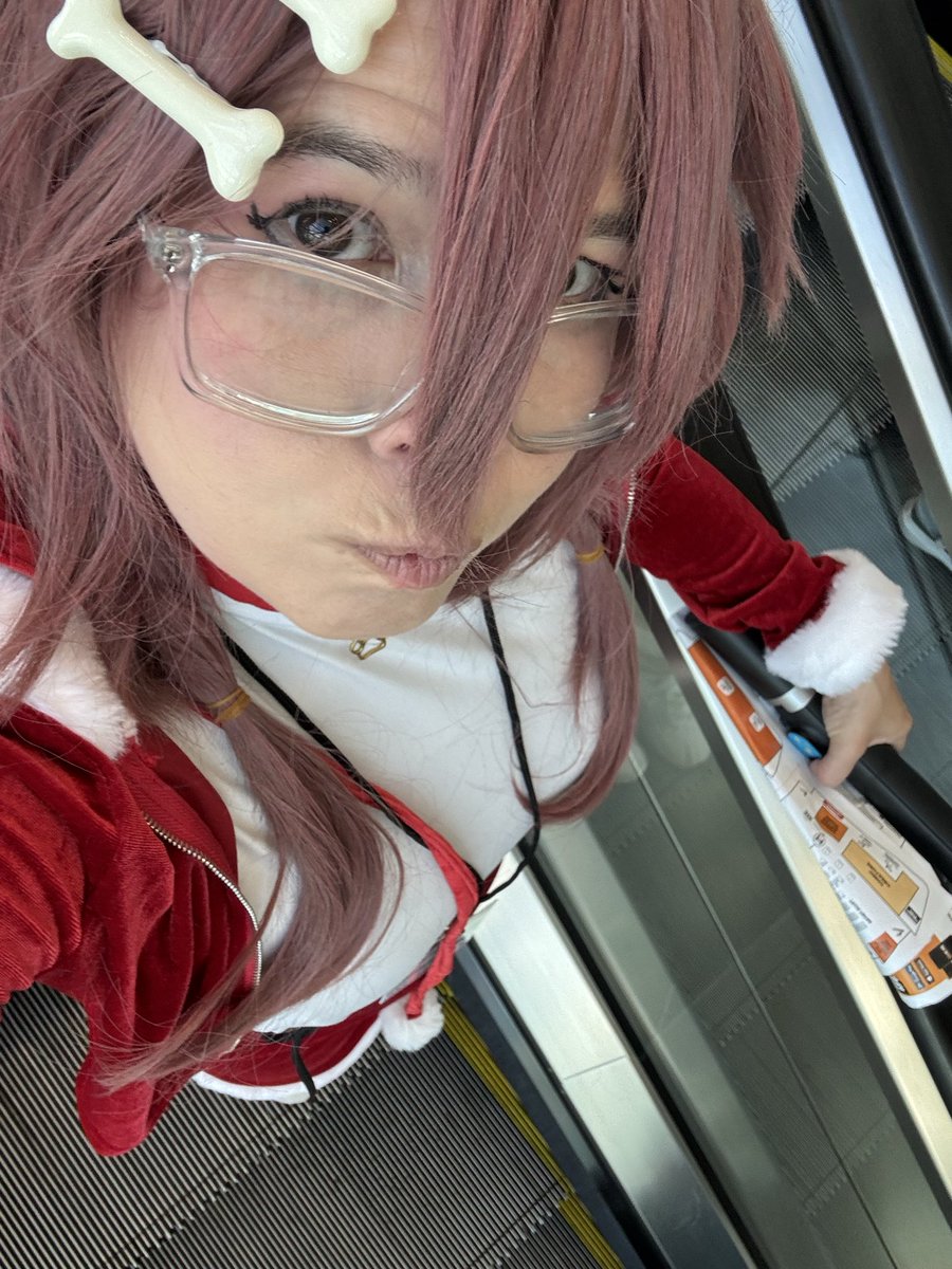 zoey5073's tweet photo. It’s Friday! #fananimeexpo #fananime #korone #koronecosplay #cosplay #christmas #cute #cutecosplayer https://t.co/hyRcM5gHG2
