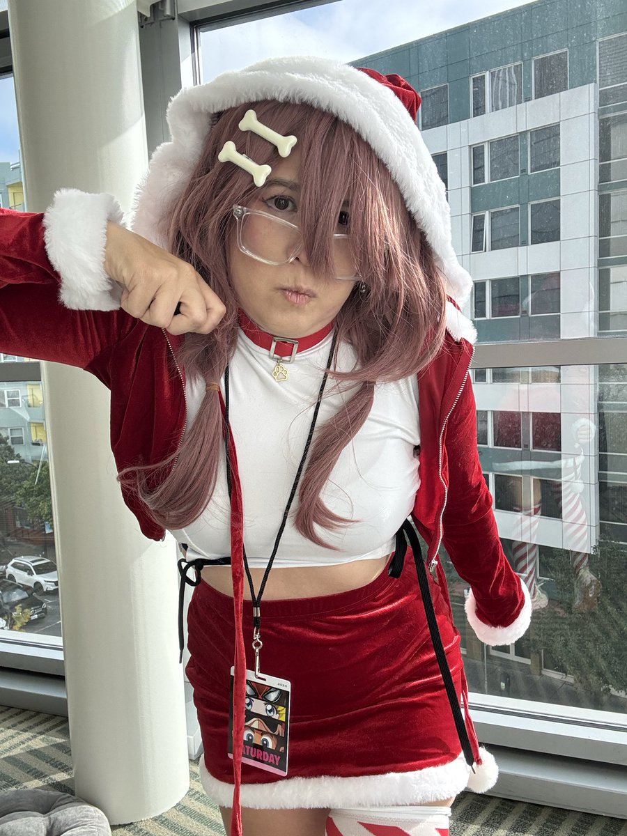 zoey5073's tweet photo. It’s Friday! #fananimeexpo #fananime #korone #koronecosplay #cosplay #christmas #cute #cutecosplayer https://t.co/hyRcM5gHG2