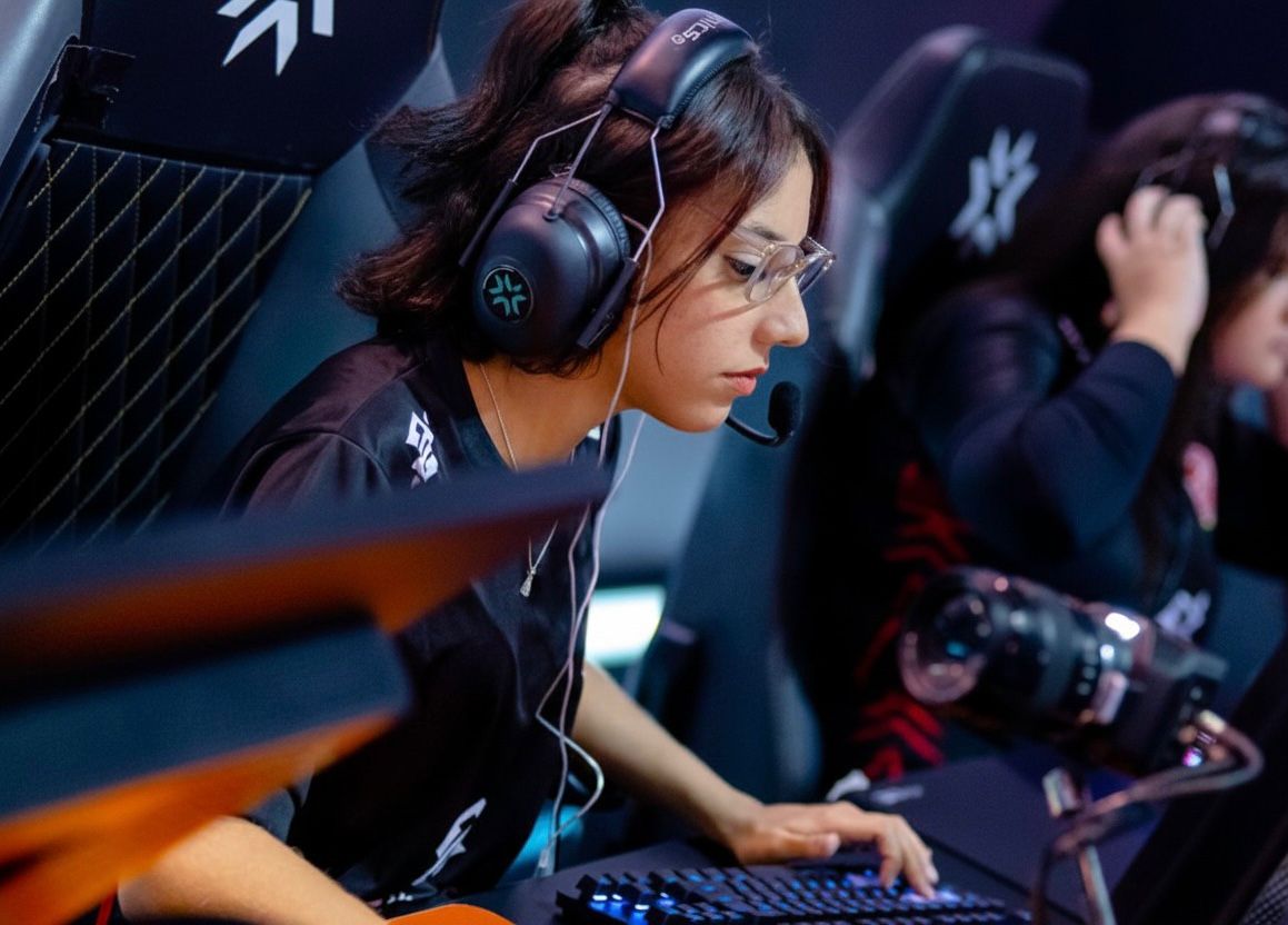 Oie!
Estou FA para competir no VALORANT em 2026. Tenho bastante xp, representei algumas orgs durante esses anos e atuo como iniciadora ou flex, com ótima comunicação, leitura de jogo e vontade de vencer. 😼
Também estou aberta a conversar sobre outras funções, caso precise.

RT💖