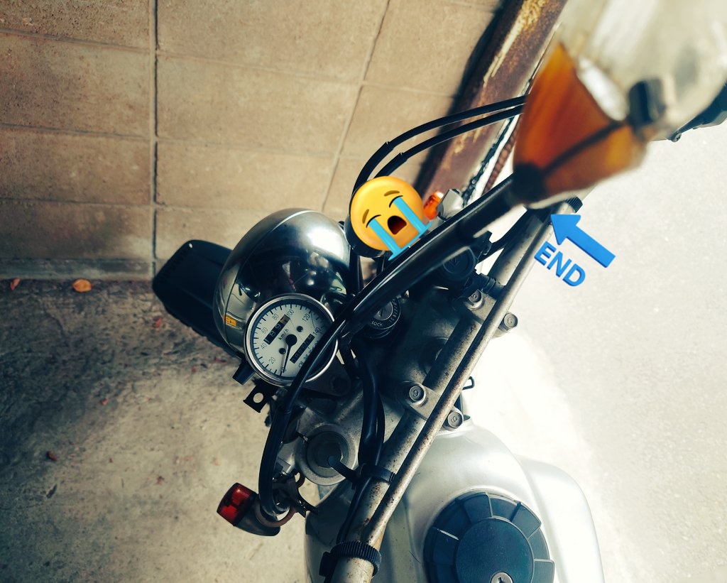 RaceWingAndLove's tweet photo. 数日放置も流れず失敗。

(クラッチ軽くなったから まいっか♪)

#TW高速化計画 #TW200 #点滴失敗
#クラッチケーブル洗浄 #オイル流れてない
#クラッチレバーは軽くなった #気がする https://t.co/o6iqgqJE45
