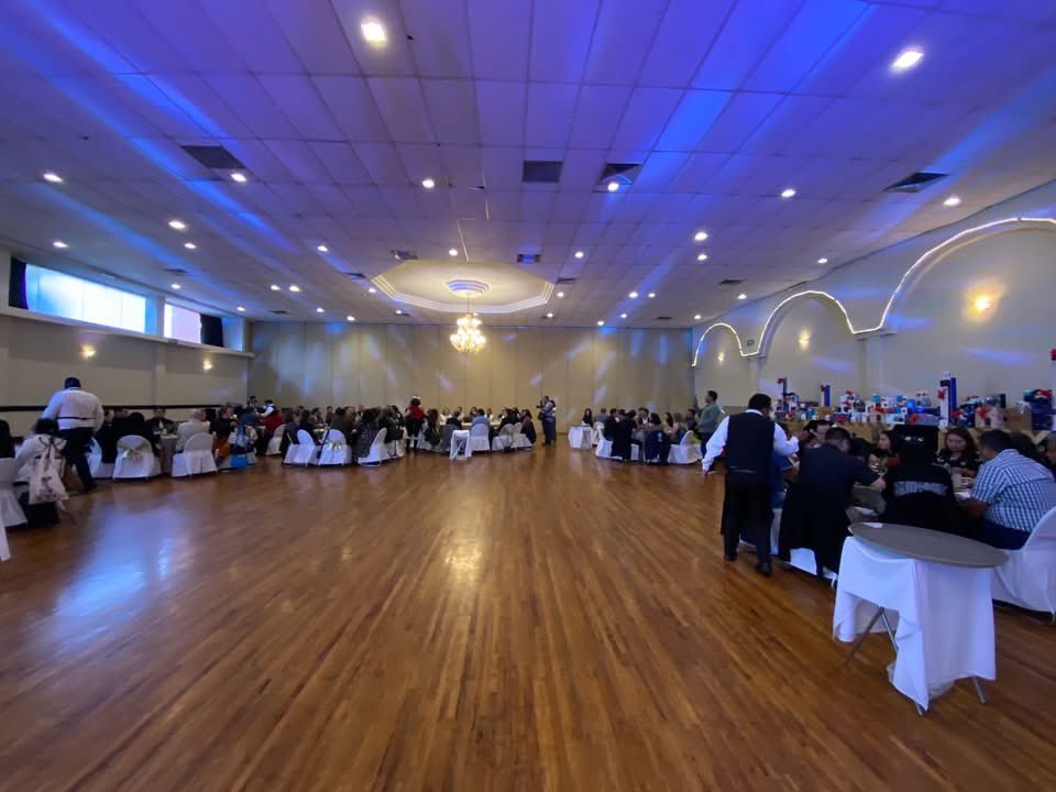 El titular del <a href="/IFEQ15/">IFEQ</a> , <a href="/FerJCOV/">Fernando Orozco Vega</a> , acudió al festejo navideño de la <a href="/educacionqro/">educacionqueretaro</a> , celebrando el esfuerzo y dedicación del personal por llevar la educación #AlSiguienteNivel.

Juntos y #Contigo.