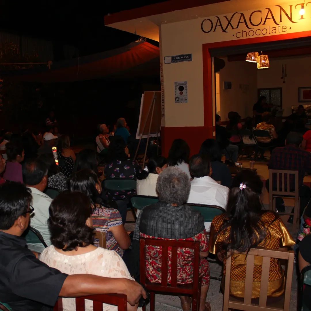 ¡Diciembre sabe a chocolate y nosotros seguimos recordando el viaje que hemos tenido en estos últimos 10 años de trabajo!

Esta fue una foto tomada en uno de nuestros eventos de aniversario donde pudimos contar con la presencia del grupo Chocholteco Rru Tanue 🎻