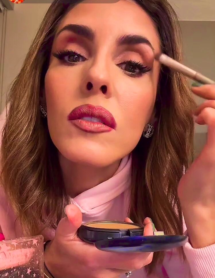 vilfrankJoseC's tweet photo. Cuando una mujer es segura, estable, madre, esposa, exitosa, Amada, inteligente. Talentosa súmale hermosa por dentro y fuera. Es evidente que va a generar envidia e inseguridad en otras. 

MAR CONTRERAS no es el problema el problema lo tienen esas que no la superan. https://t.co/911yi9hk0V