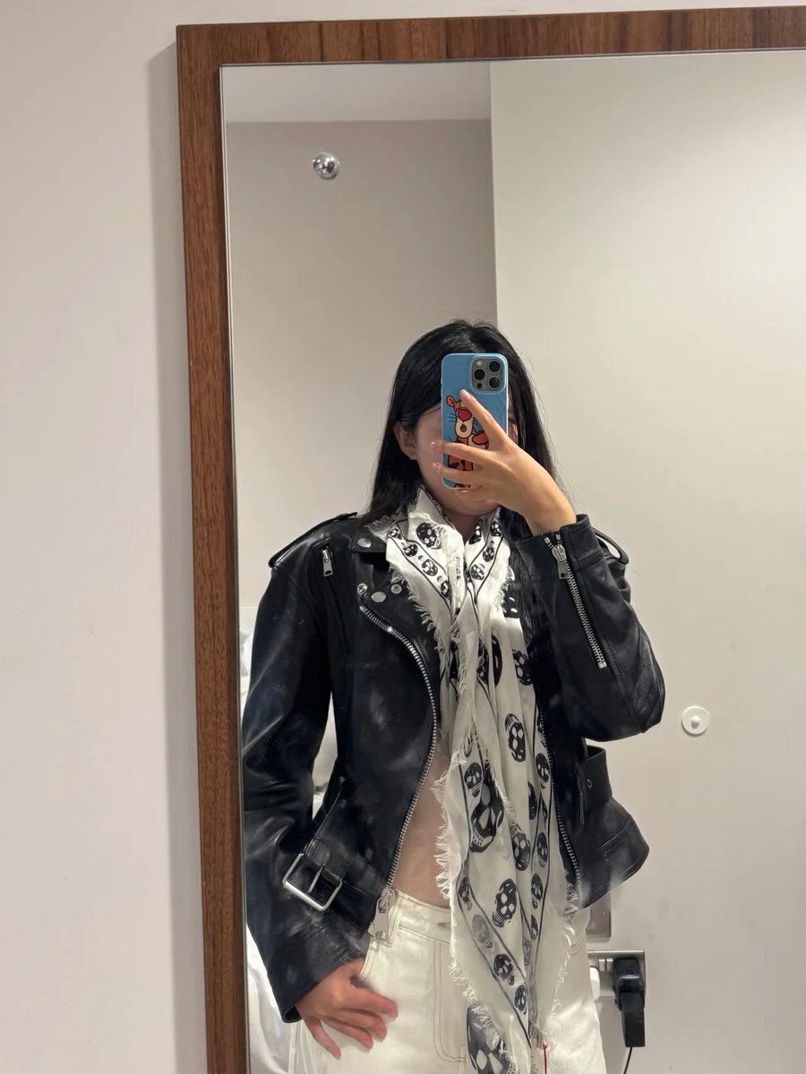 emma_2941's tweet photo. 🇬🇧I actually bought a brand new McQueen leather jacket. https://t.co/rVaxrWW8Wo
