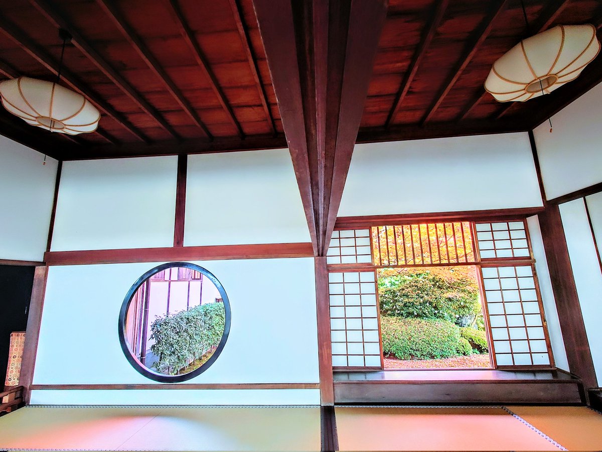 源光庵 悟りの窓・迷いの窓【京都市北区】
源光庵には「悟りの窓」と名付けられた丸窓と「迷いの窓」という名の角窓があります。悟りの窓の円は「禅と円通」の心を表し、円は大宇宙を、迷いの窓の角型は「人間の生涯」を象徴し、生老病死の四苦八苦を表現しています。
#源光庵
#悟りの窓
#迷いの窓