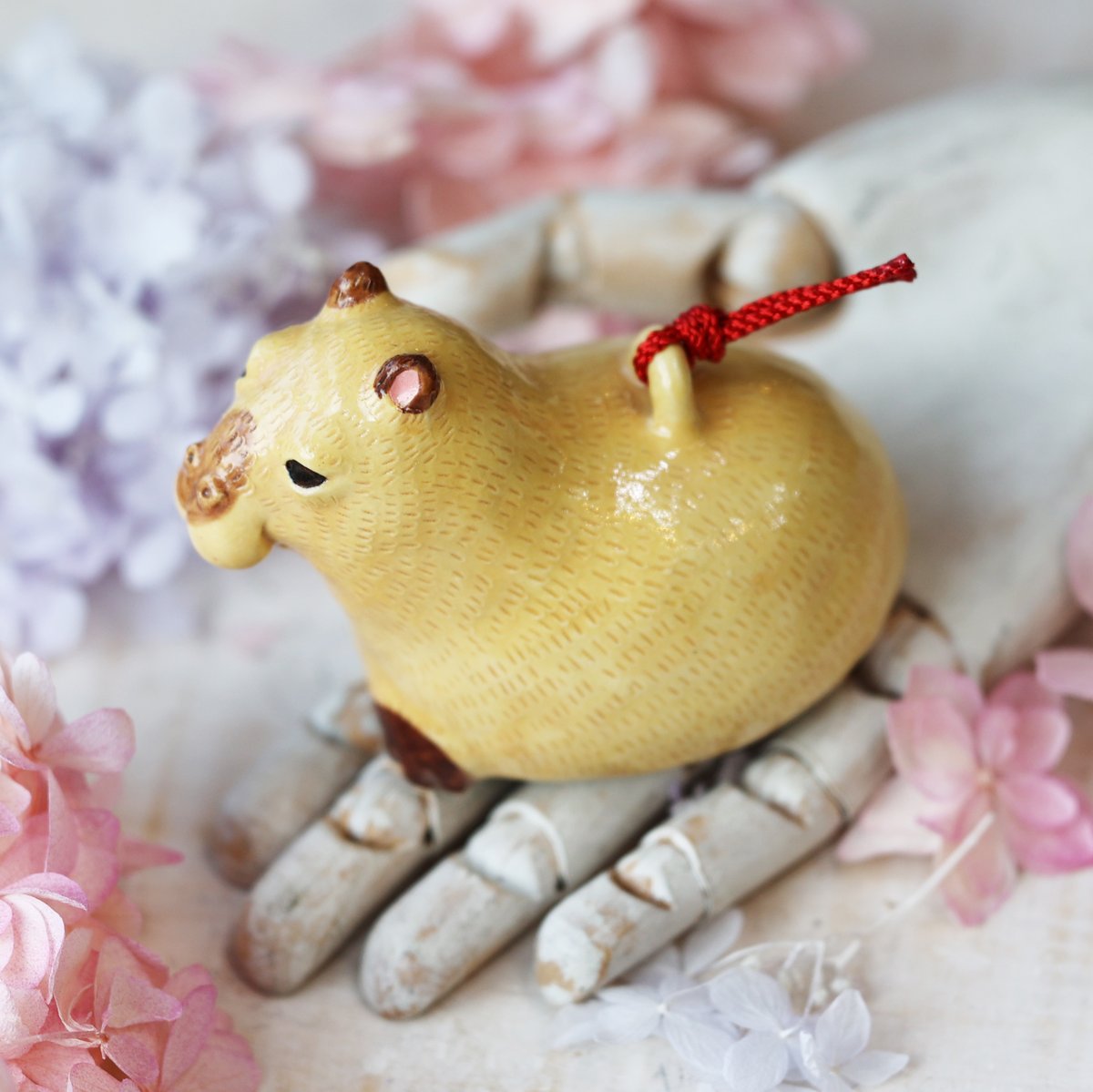 海福雑貨通販部の【Marie pottery】に、カピバラの鈴を1点upしました