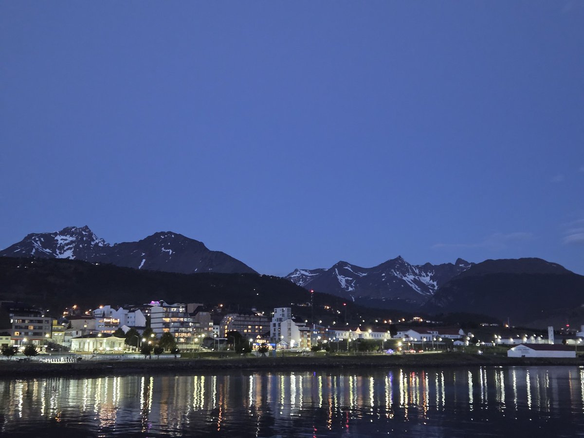 Все хорошее когда-то заканчивается, поэтому я заказал пиво и бургер с собой, для стаффа (он застрял на судне по рабочим вопросам) и побрел в сторону пирса. Практически весь центр находится в шаговой доступности от пирса, поэтому даже такси брать не нужно. Ушуайя - большая