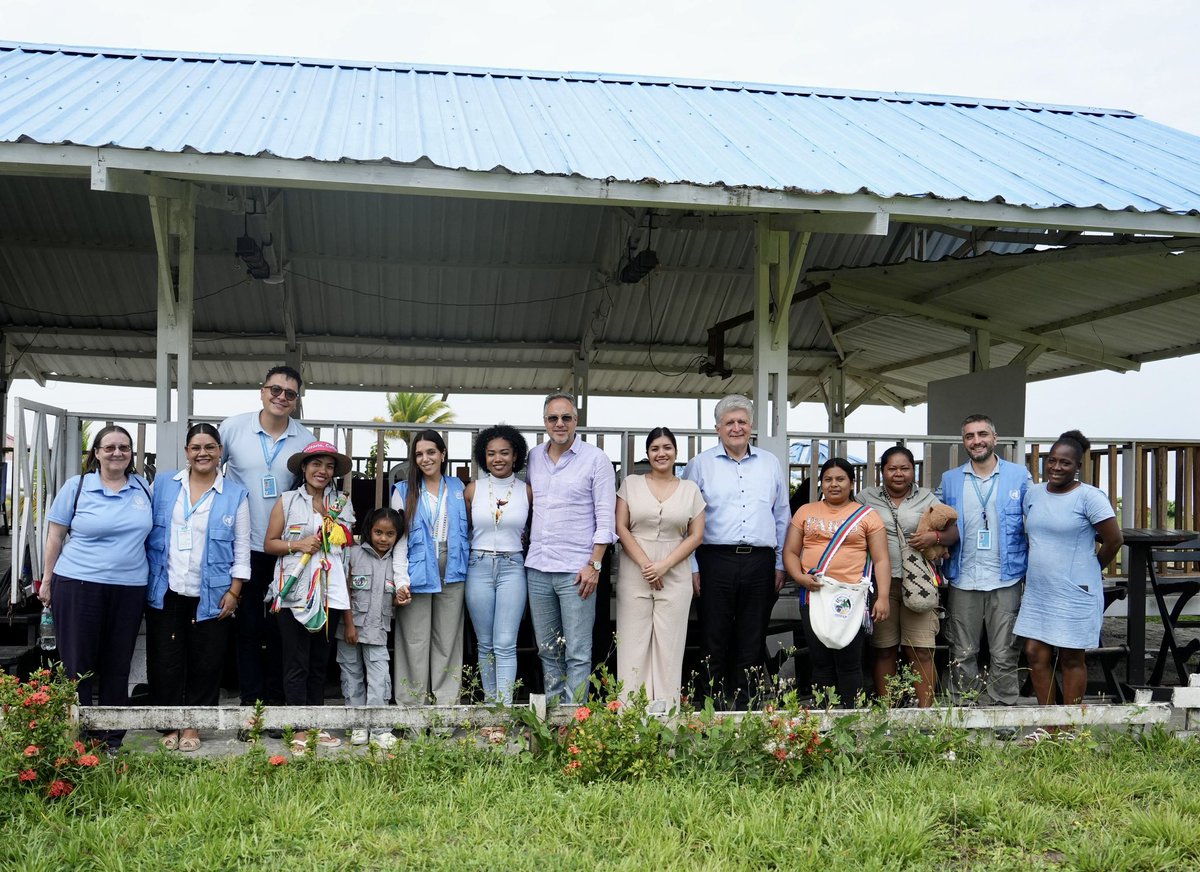JencaMiroslav's tweet photo. En #Tumaco, Nariño, me reuní con mujeres lideresas de los pueblos indígenas Awá y Eperara Siapidaara, mujeres negras y afrodescendientes y mandatarias locales de la Costa Pacífica. Escuché su visión sobre los avances y desafíos en la implementación del #AcuerdoDePaz. 🧵 https://t.co/4WiFS2G0hn