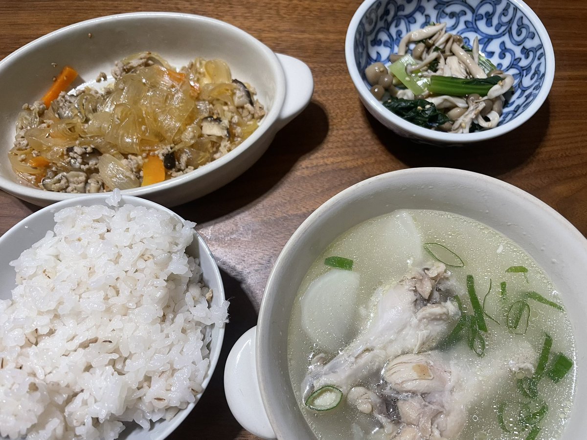 gohanhime's tweet photo. ばんごはーん

・メジマグロの刺身、煮物、黒造り
・チャプチェ、手羽元と蕪のスープ
・肉豆腐（豚）、芋の天ぷら（ノンフライ）
・鳥の唐揚げ（ノンフライ）ミネストローネ

四毒抜いて一年と２ヶ月。
足の裏の角質がない😳
この季節に踵割れないのは嬉しい変化✨
#クローン病 #IBD #四毒抜き https://t.co/0KRRQdSMYV