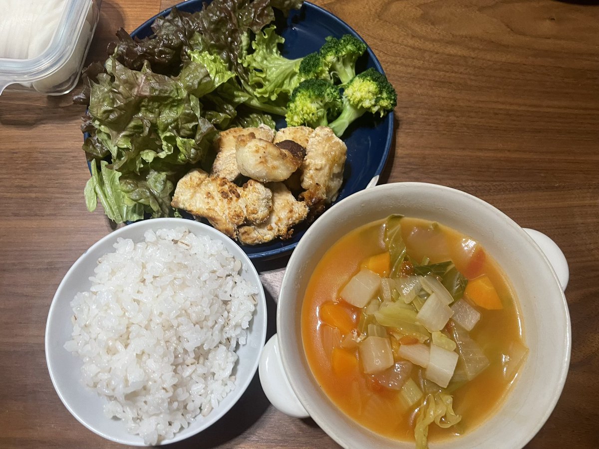 gohanhime's tweet photo. ばんごはーん

・メジマグロの刺身、煮物、黒造り
・チャプチェ、手羽元と蕪のスープ
・肉豆腐（豚）、芋の天ぷら（ノンフライ）
・鳥の唐揚げ（ノンフライ）ミネストローネ

四毒抜いて一年と２ヶ月。
足の裏の角質がない😳
この季節に踵割れないのは嬉しい変化✨
#クローン病 #IBD #四毒抜き https://t.co/0KRRQdSMYV