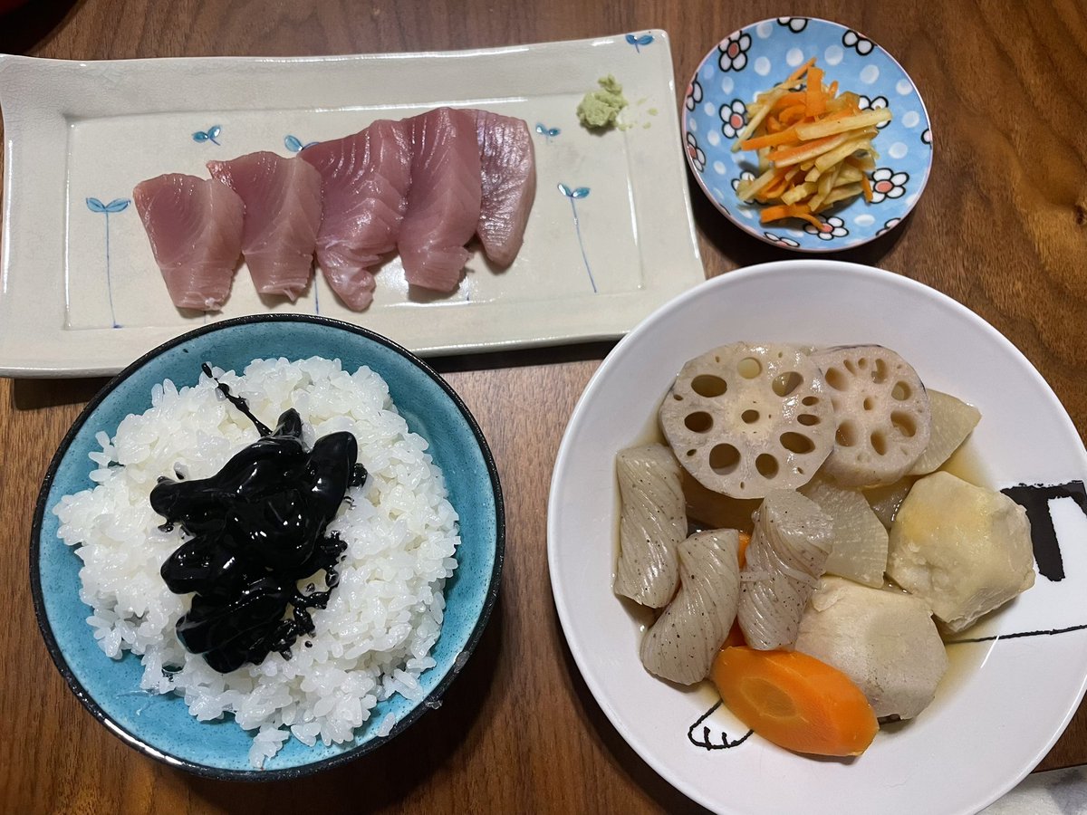 gohanhime's tweet photo. ばんごはーん

・メジマグロの刺身、煮物、黒造り
・チャプチェ、手羽元と蕪のスープ
・肉豆腐（豚）、芋の天ぷら（ノンフライ）
・鳥の唐揚げ（ノンフライ）ミネストローネ

四毒抜いて一年と２ヶ月。
足の裏の角質がない😳
この季節に踵割れないのは嬉しい変化✨
#クローン病 #IBD #四毒抜き https://t.co/0KRRQdSMYV