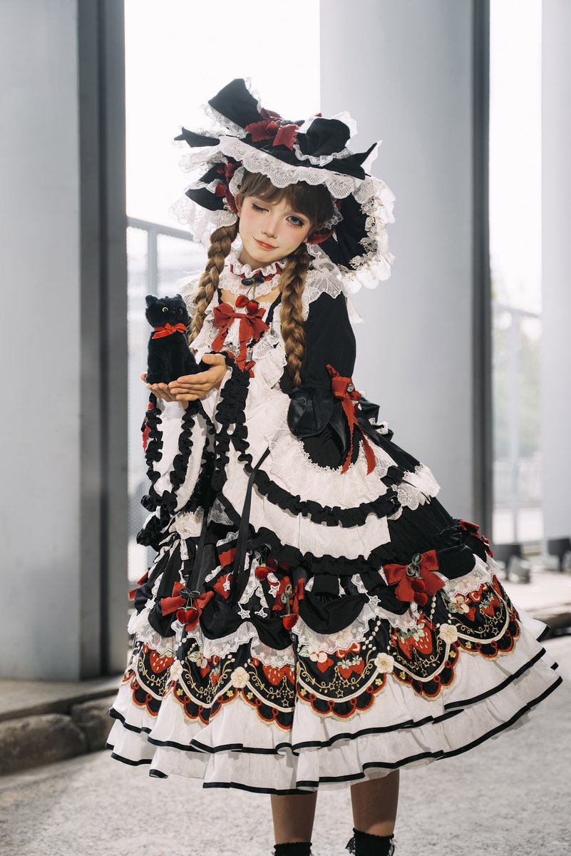 7日まで 漆黒×ホワイトに黒糖のコクを添えた赤い苺。 甘さの中にほろ苦