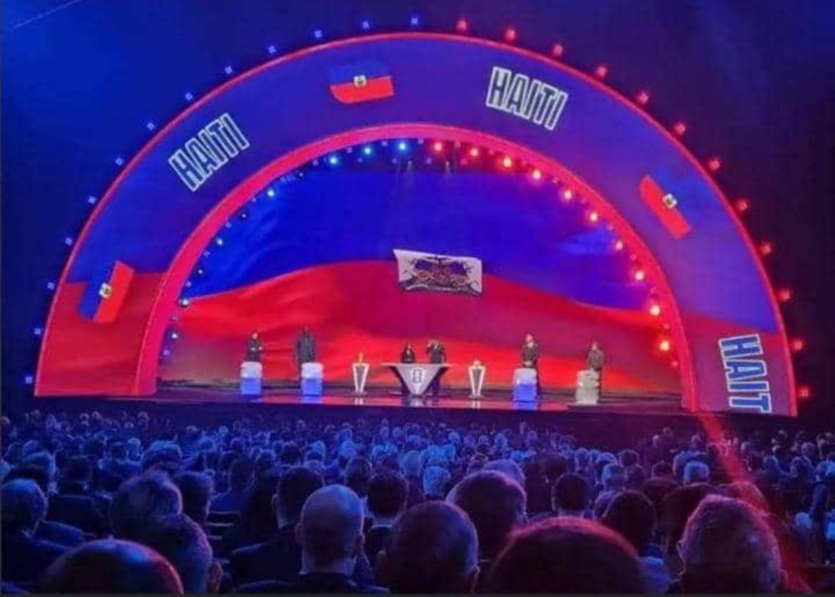 KetiaKeya's tweet image. Haïti — À ceux et celles qui ne le savent pas encore : grâce à la Coupe du monde, le drapeau haïtien 🇭🇹 flotte de nouveau aux yeux du monde. Cette photo est magnifique !
À toute l’équipe nationale : si nous restons unis, nous pouvons viser la victoire.
Force à nous tous !