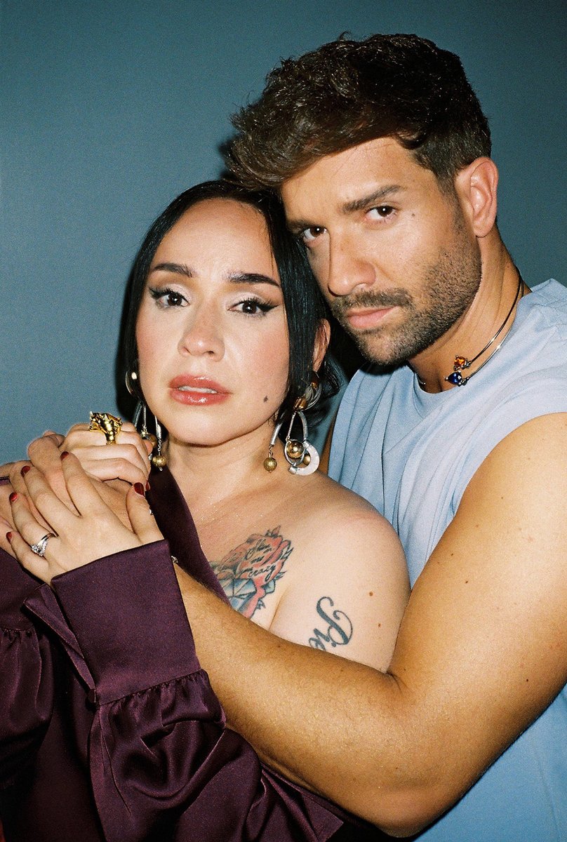 Cantar con <a href="/pabloalboran/">Pablo Alborán</a> ha sido un sueño mío desde hace raaaaato, y juntarnos en París este otoño pasado fue algo tan bonito: componer y crear a su lado, reírnos y emocionarnos de nuestras ideas, hacerme un nuevo amigo en este viaje musical, en esta industria tan particular.