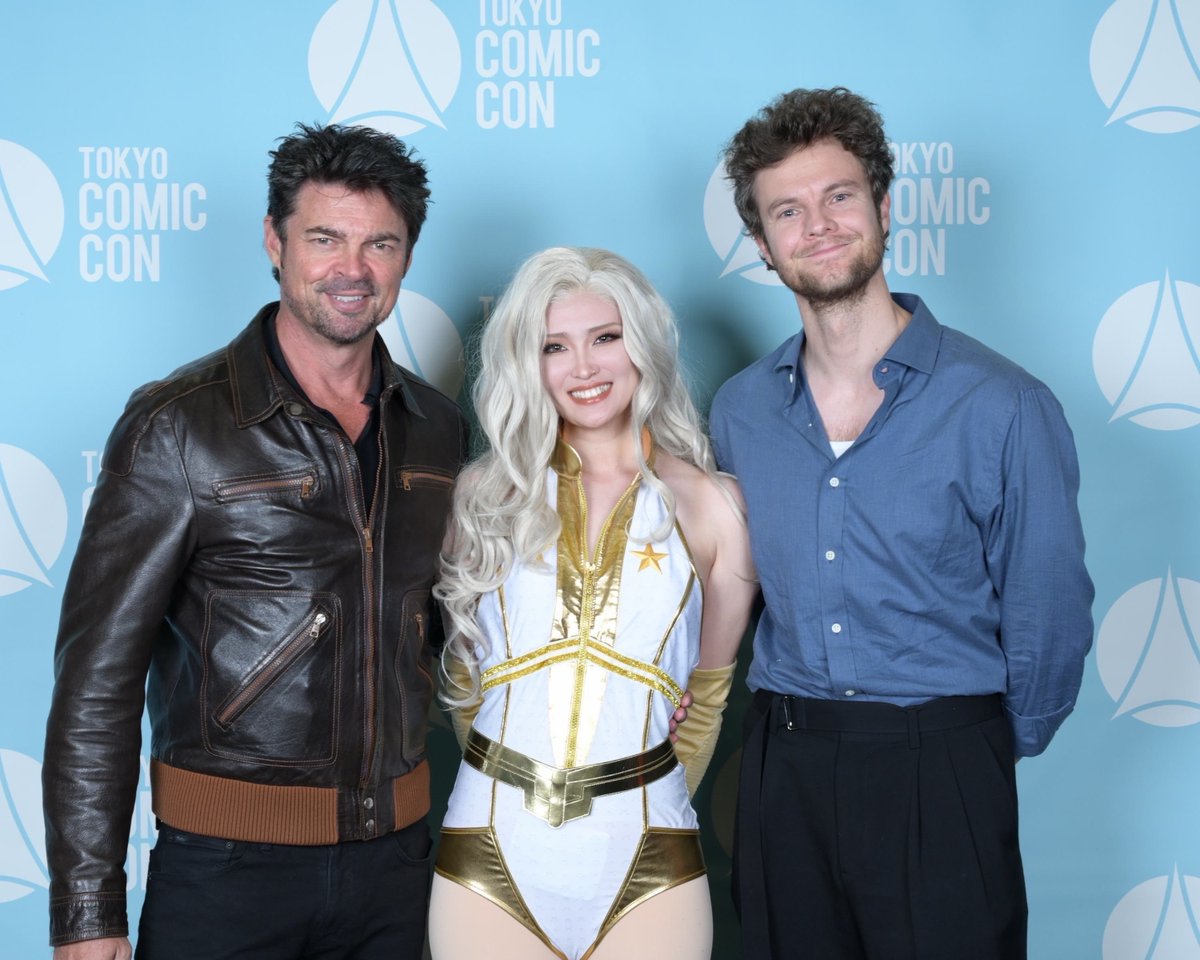 前の人たちみんな中指立ててて　楽しそうでいなーと思ってたけスタッフの方に「君も中指立てる？」って聞かれたけどううん🙂‍↔️って言ったら「スターライトはプリティスイートだもんね！」ってしなかった笑
#東京コミコン2025 
#TCC2025コスプレ 
#theboys