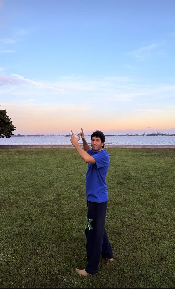 Tan relajado y feliz 😍 
<a href="/SebastianYatra/">Sebastian Yatra</a>