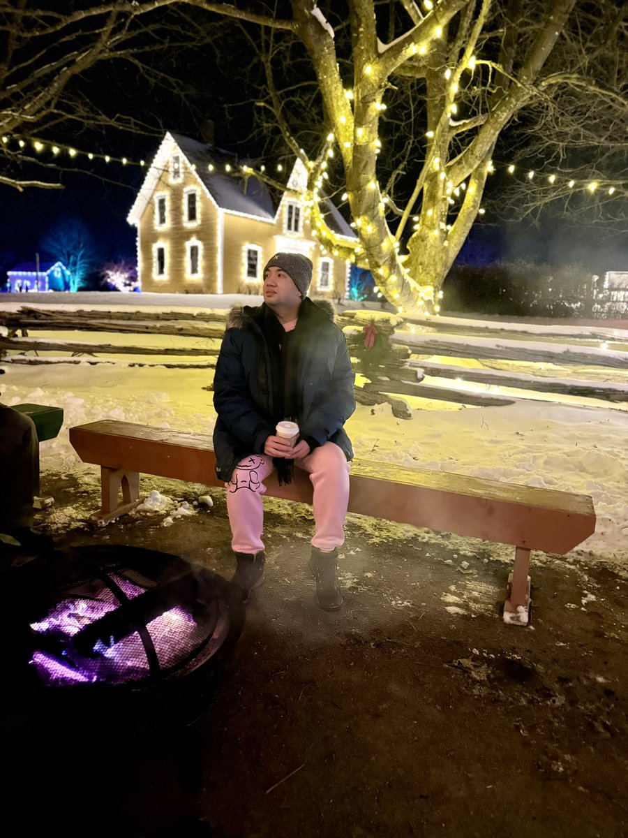rozz_G12's tweet photo. #ChristmasVillageAGlow #WinterHoliday #Canada https://t.co/N8NjK83nuB