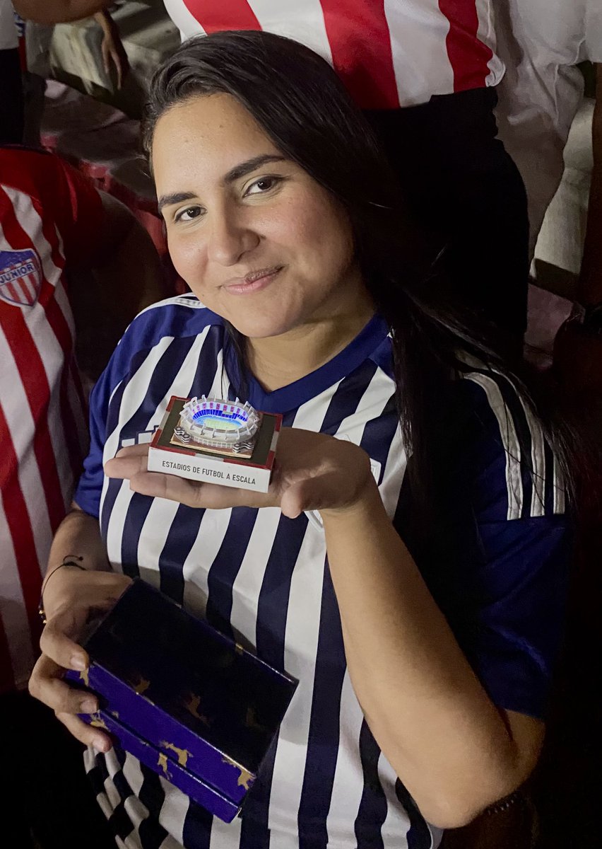 Esta fue una experiencia muy bonita de como con el arte se puede llevar una sonrisa a un hincha fiel y ver en los ojos de cada uno de ellos la alegría de tener algo de su equipo no tiene palabras. Gracias por confiar 🔴⚪️ <a href="/JuniorClubSA/">Junior FC</a> <a href="/FunMuseoMLM/">Fundación Museo Rojiblanco M.L.M.</a>