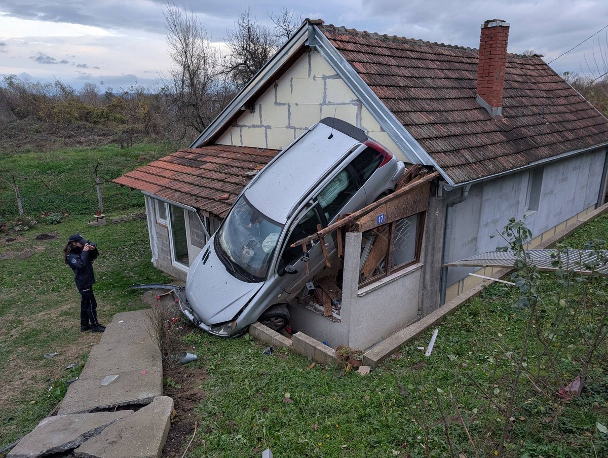 SasaSim52282348's tweet image. Selo Ostrikovac,blizu Ćuprije ...
Vlasnik kuće je u tom trenutku sedeo na ugaonoj garnituri bukvalno tačno ispod mesta na kome je sletelo vozilo.Vozač mlad dečkom potpuno neozleđen.
Niko bukvalno nije povređen.
Prisustvovali smo kontroli saobraćajne policije i ustanovljeno je 👇