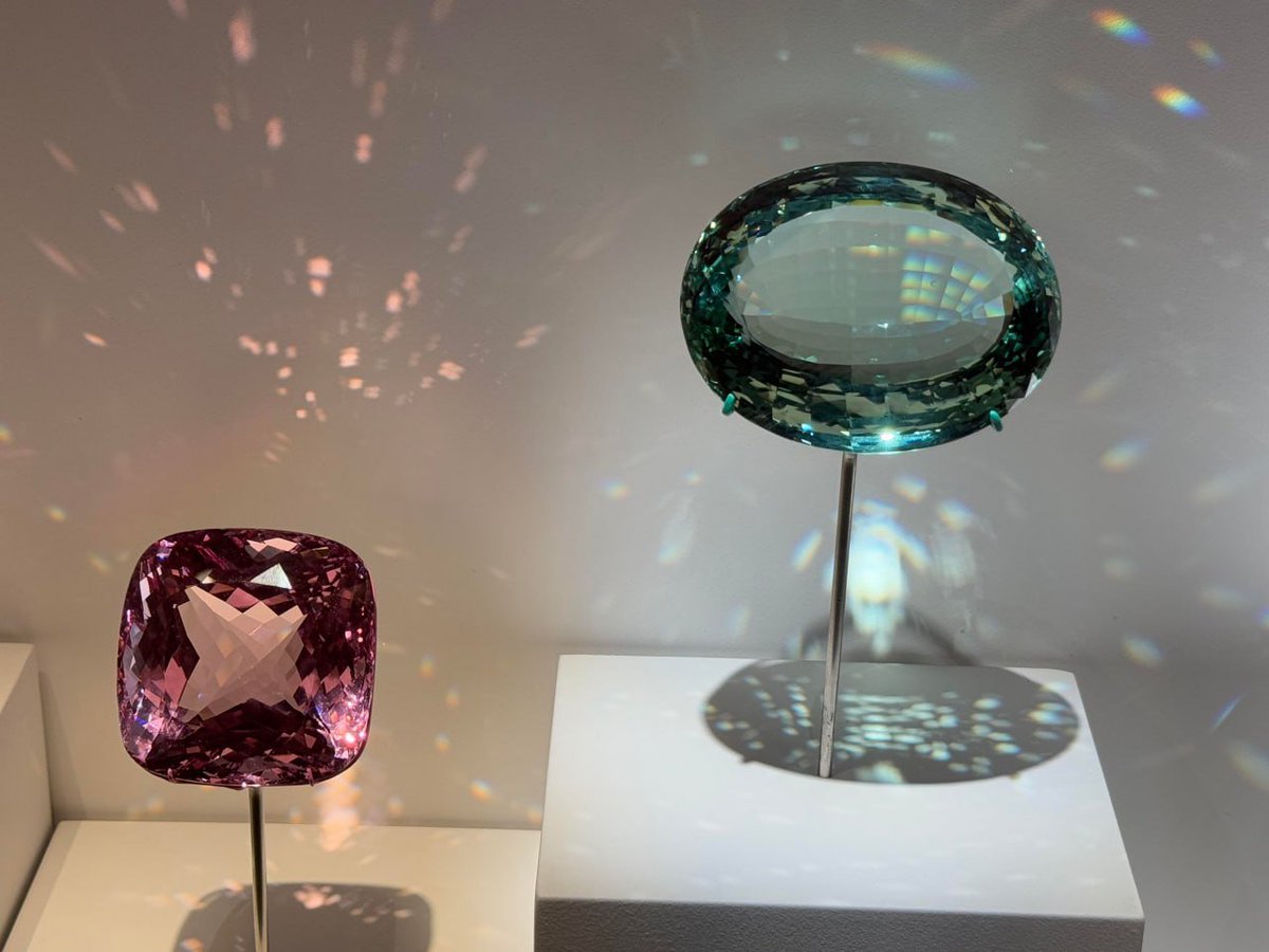 bbee455's tweet image. Captivating gems dancing in light ✨💎