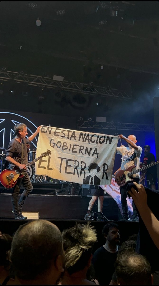 "En esta nación gobierna el terror"

La bandera que levantaron los integrantes de Cadena Perpetua al final de su recital en el club Groove de Palermo, CABA.

📷 <a href="/lannisterpiola/">zoe ✨🇦🇷</a>