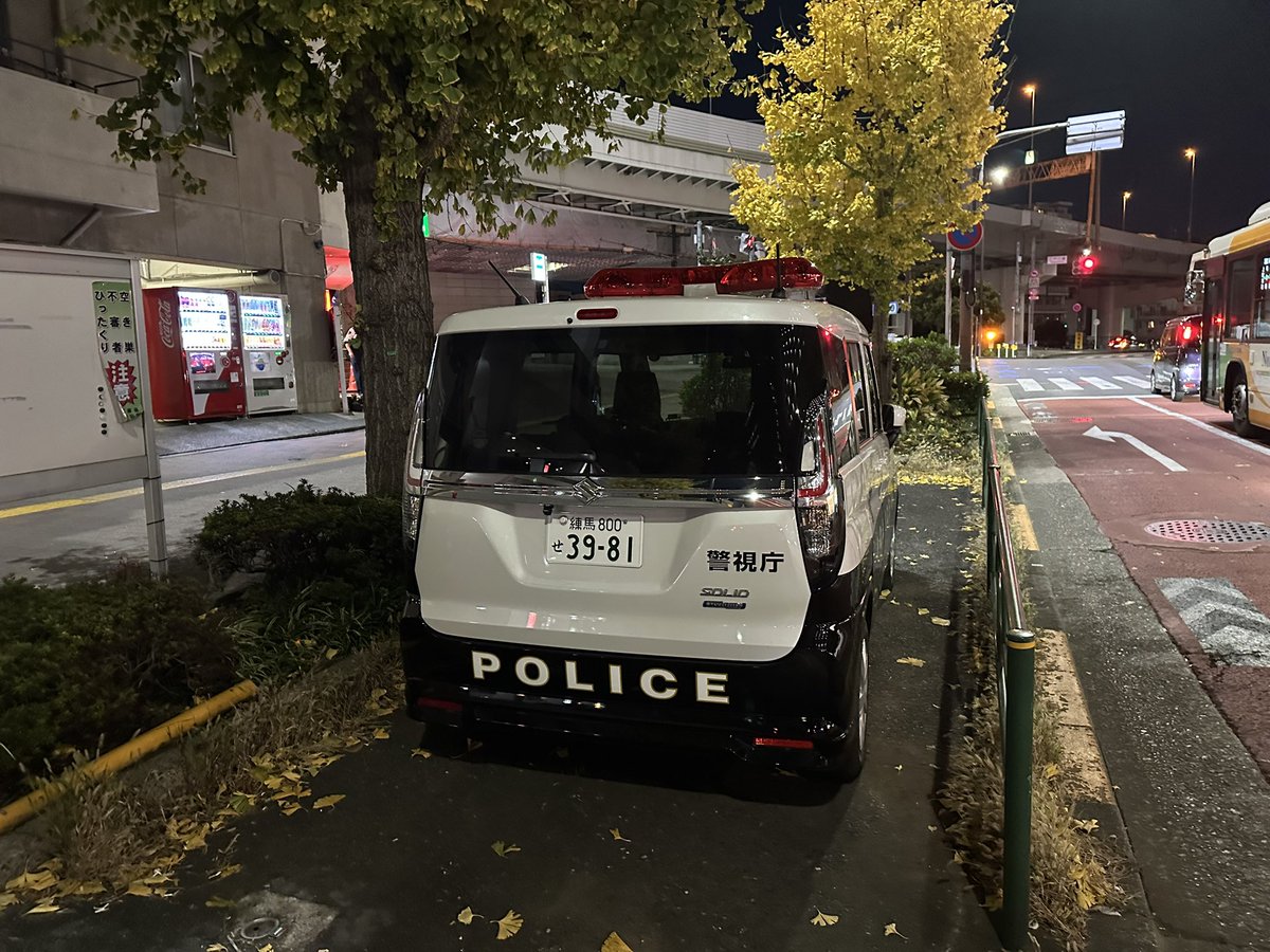CyberMagazineX's tweet photo. 編集部近くの江戸川橋交差点際に警察車両が止まっているのですが、写真の通り歩道上です。
派出所のお巡りさんと話しました。
「段差があるからわかるはず」と言いますが「現状では駐禁に見える。表示を出すべき」と話しておきました。 https://t.co/I0zUDtB2CK