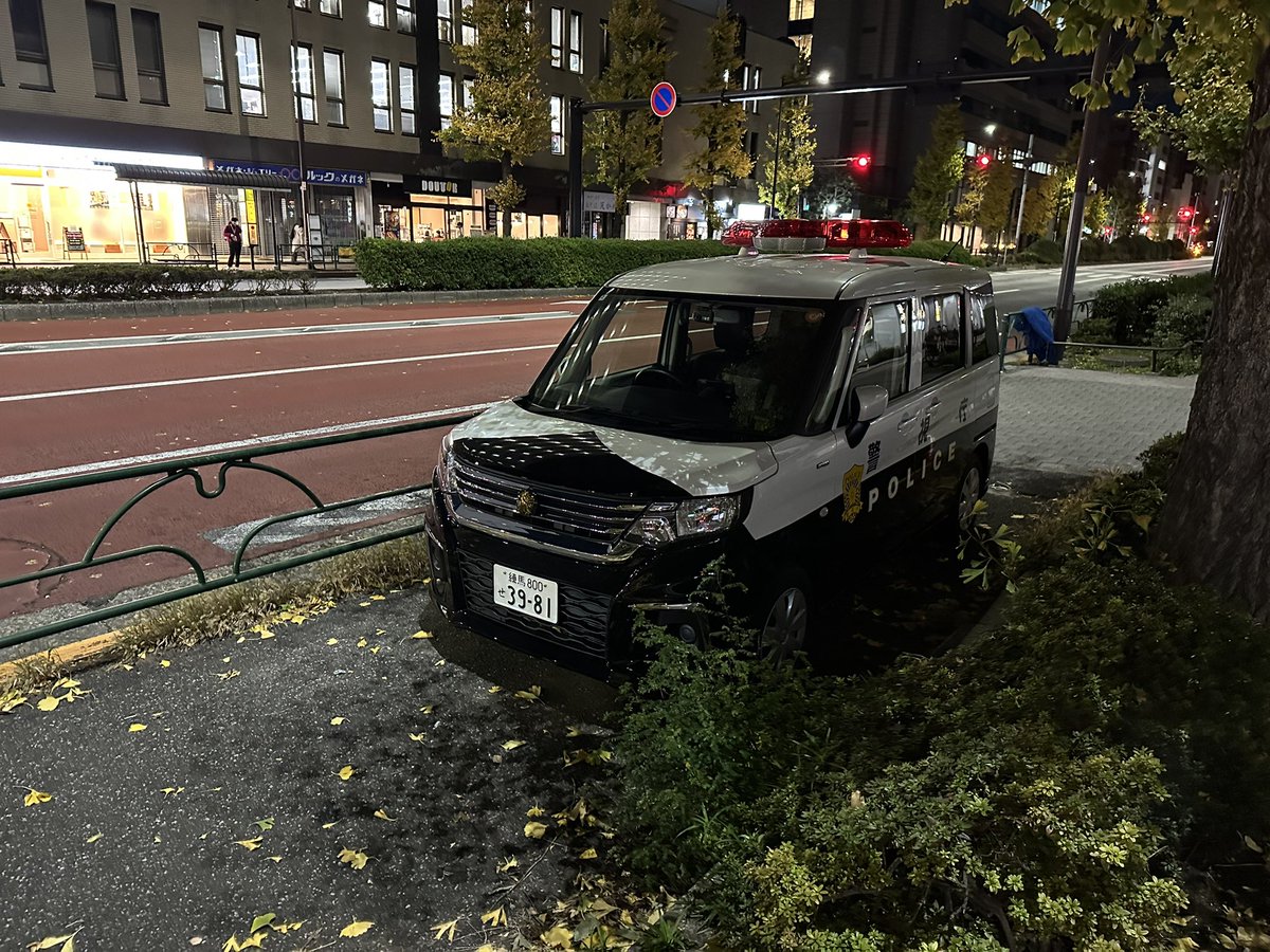 CyberMagazineX's tweet photo. 編集部近くの江戸川橋交差点際に警察車両が止まっているのですが、写真の通り歩道上です。
派出所のお巡りさんと話しました。
「段差があるからわかるはず」と言いますが「現状では駐禁に見える。表示を出すべき」と話しておきました。 https://t.co/I0zUDtB2CK