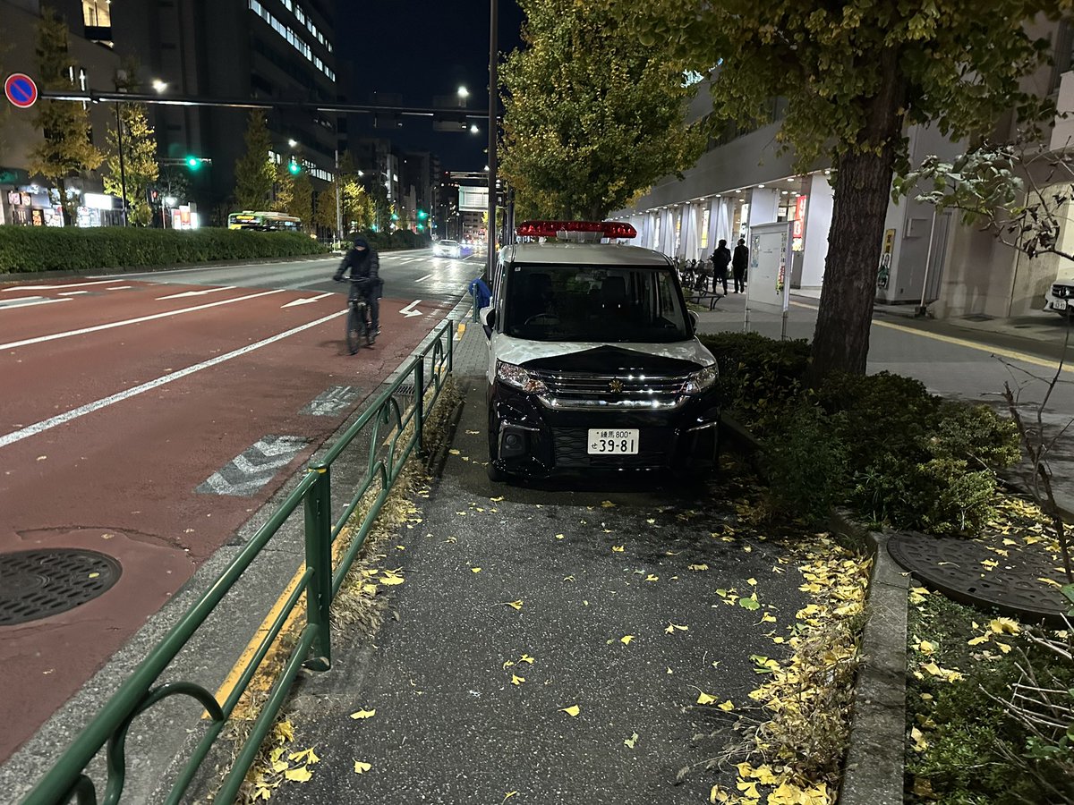 CyberMagazineX's tweet photo. 編集部近くの江戸川橋交差点際に警察車両が止まっているのですが、写真の通り歩道上です。
派出所のお巡りさんと話しました。
「段差があるからわかるはず」と言いますが「現状では駐禁に見える。表示を出すべき」と話しておきました。 https://t.co/I0zUDtB2CK