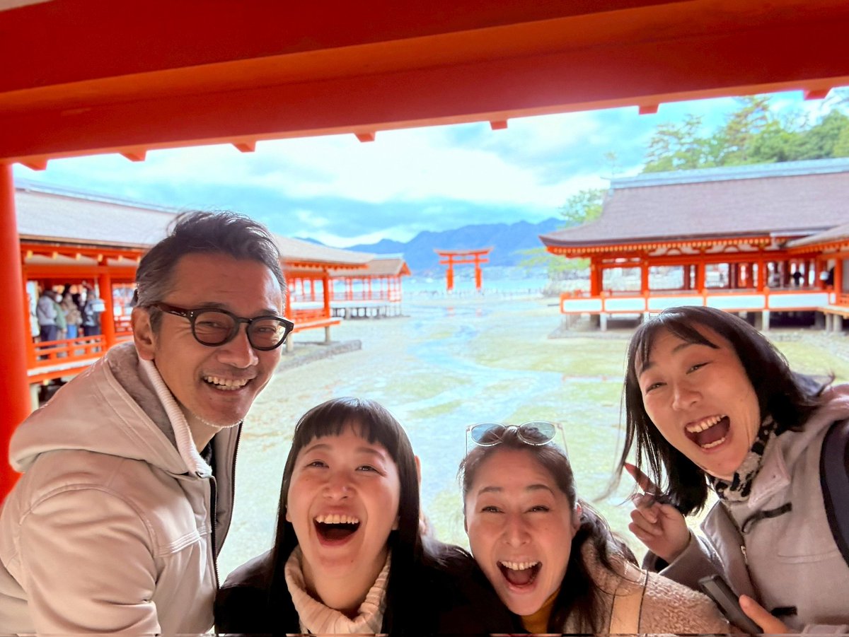 y_sainoo's tweet photo. いつもの3人で下松へ！
劇団時代の先輩で下松に移住した元木さんにも久しぶりにお会いできて、お仕事先のKビジョンへも！
翌日は皆で宮島観光して、
きれいな夕日も観られて、
ご飯も色々食べて、
海もきれいで
大大大満喫の3日間でしたぁっ！！ https://t.co/pBoxebdt6f