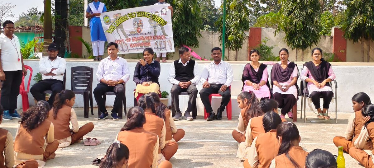 AkashKumarSahu0's tweet photo. 🔥 Empowered girls, a stronger tomorrow!Rani Laxmibai Self Defence Training for girl students held at #GovtUGHSKaruanjhar.Let every girl stand confident, fearless &amp; ready! ✨💪👧 #follower #selfimprovement #odisha #selfdefence https://t.co/ZOHgjMIgSg