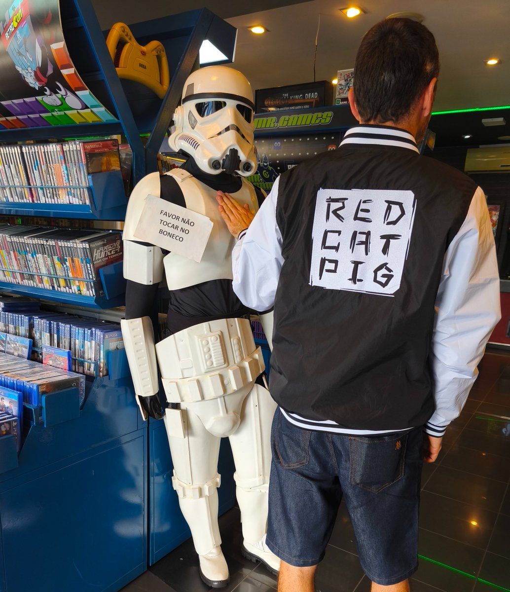 Feliz aniversário de 20 anos Mr. Games em Piracicaba/SP!

Muito obrigado por nos receberem <a href="/GiovaniGilao/">Giovani Gandelim</a> e esposa, parabéns, sucesso sempre! Empreender é uma arte especialmente no Brasil.

Obs: rebeldia pura com meu casaco açoriano <a href="/redcatpig/">Redcatpig</a>  :v