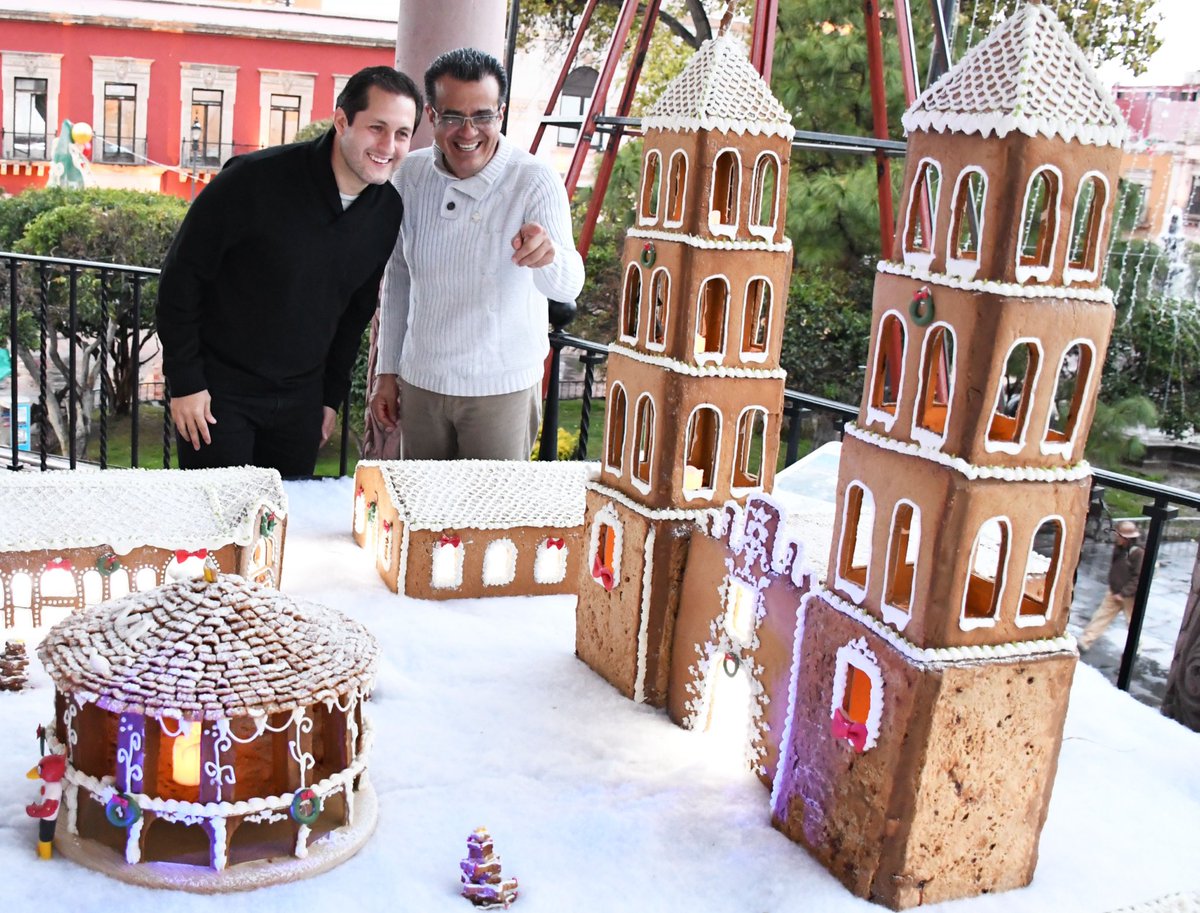 La <a href="/uva_vizcaya/">UVA - Universidad Vizcaya</a> campus #Durango nos deleita con la villa navideña hecha con galleta de jengibre.

A nombre del Presidente <a href="/josejoseantonio/">Toño Ochoa</a> reconocemos a los estudiantes de gastronomía y arquitectura por su talento y creatividad.

¡Visítenla en el Kiosko de la Plaza de Armas! 🍪👩🏻‍🍳