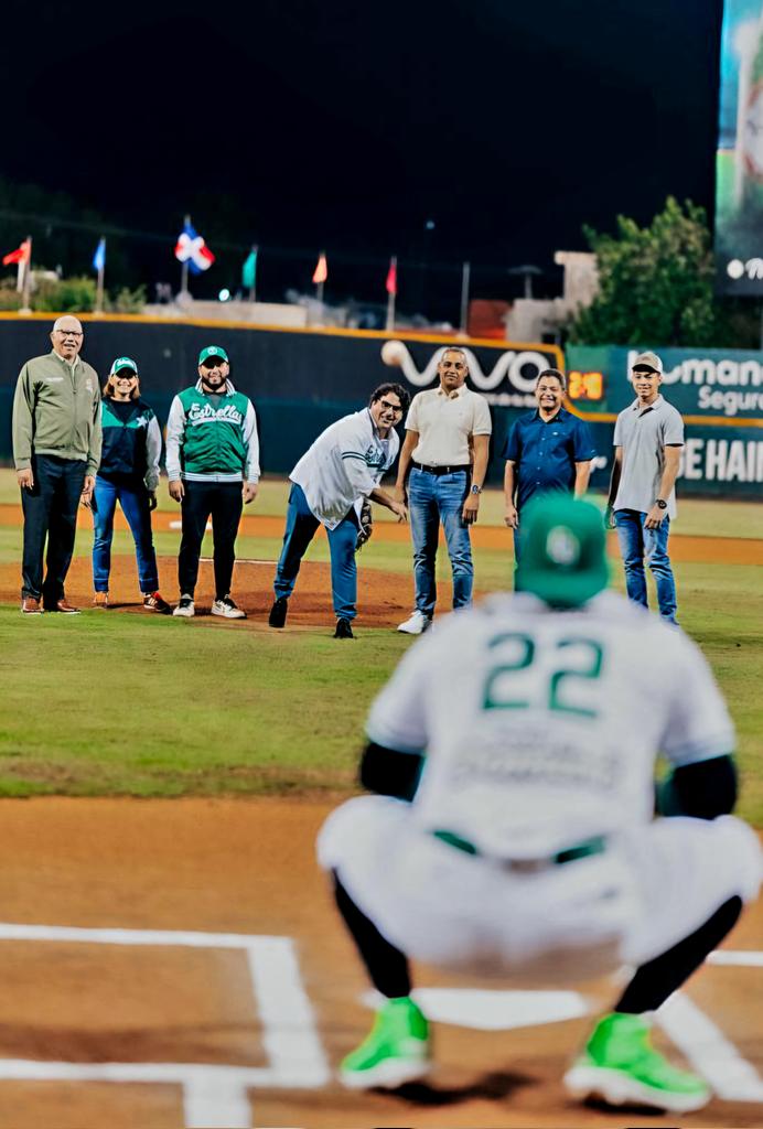 En el Tetelo Vargas de San Pedro de Macorís acompañando al Director del fideicomiso RD Vial, Otto Risik, en el lanzamiento de la primera bola en el partido entre Toros y Estrellas.<a href="/luisabinader/">Luis Abinader</a> <a href="/DavidColladoM/">David Collado</a> <a href="/kelvincruzrd/">Kelvin Cruz</a> <a href="/neneycabrera/">Neney Cabrera</a> <a href="/raquelarbaje/">Raquel Arbaje</a> <a href="/JosePaliza/">Jose Paliza</a> <a href="/RaquelPenaVice/">Raquel Peña</a>
