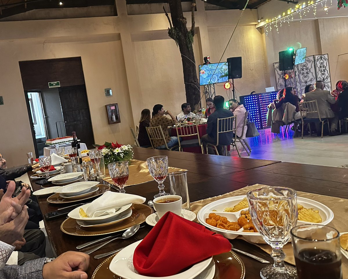 Azuara82's tweet photo. En los festejos decembrinos del Tribunal De Conciliación Y Arbitraje Del.poder Judicial Del Edo. Veracruz en una grata convivencia con mis compañeras y compañeros magistrados. Felicito a la Magistrada Presidenta Luz María López Aburto, por el éxito obtenido. https://t.co/L4dYAx8DFG
