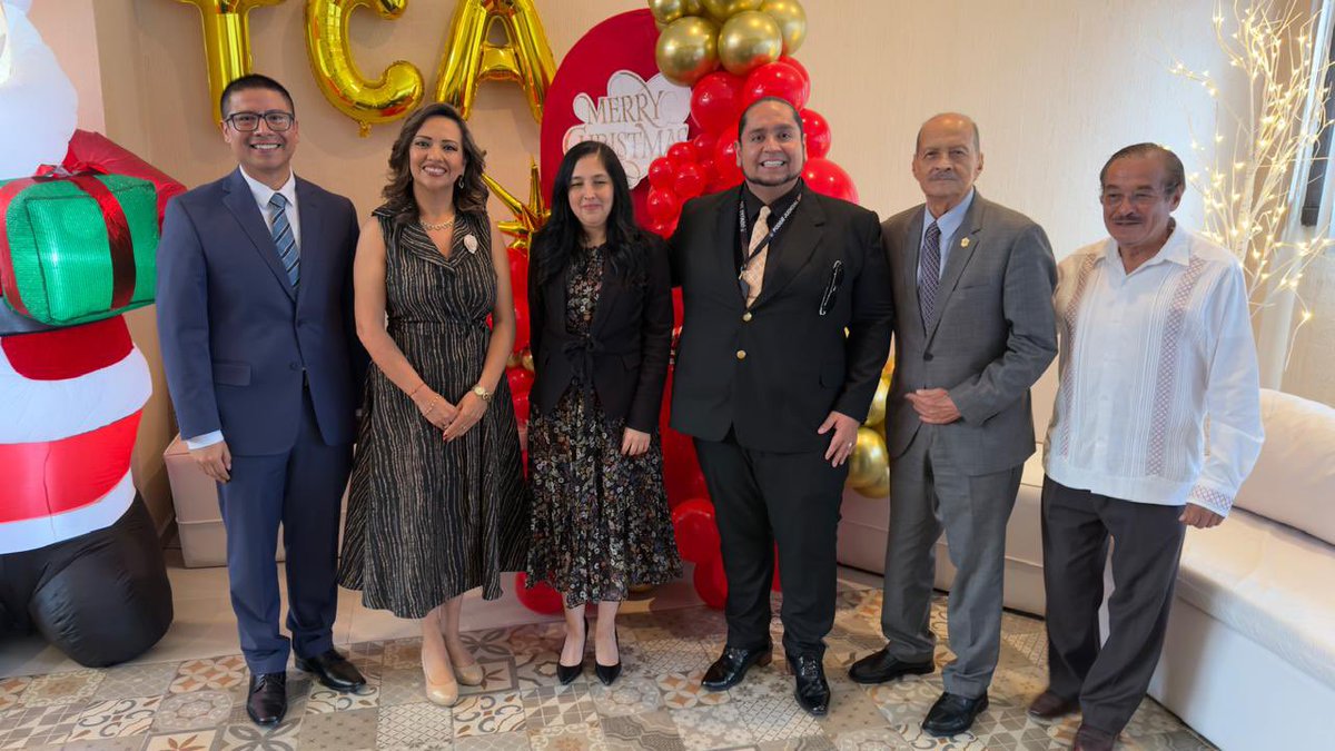 Azuara82's tweet photo. En los festejos decembrinos del Tribunal De Conciliación Y Arbitraje Del.poder Judicial Del Edo. Veracruz en una grata convivencia con mis compañeras y compañeros magistrados. Felicito a la Magistrada Presidenta Luz María López Aburto, por el éxito obtenido. https://t.co/L4dYAx8DFG