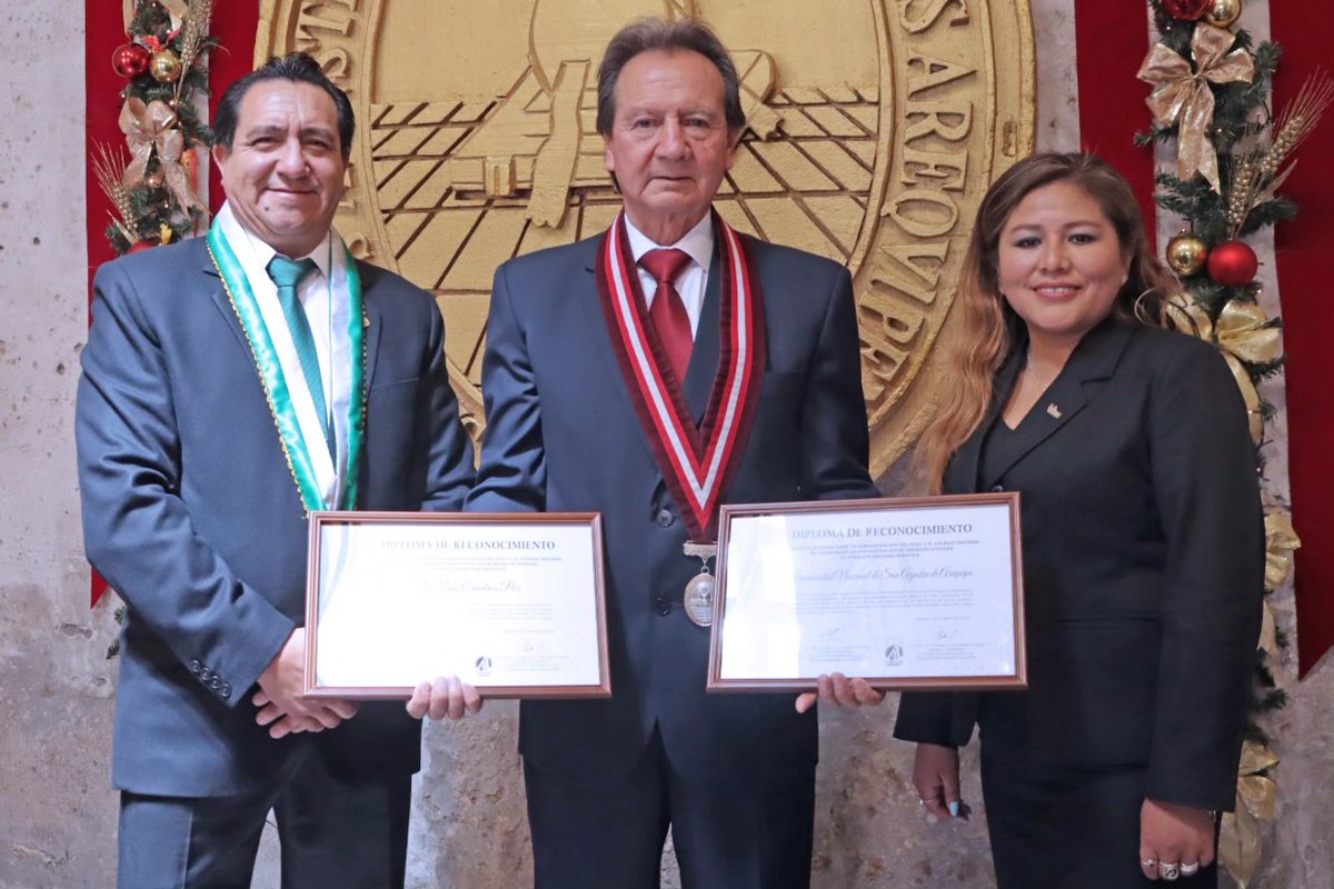➡️ El vicerrector académico de la #UNSA, Dr. Luis Cuadros Paz, fue distinguido por el Colegio de Administradores de Arequipa con un reconocimiento por su liderazgo y contribución a la formación de profesionales en administración.

👉 acortar.link/qM9rPx