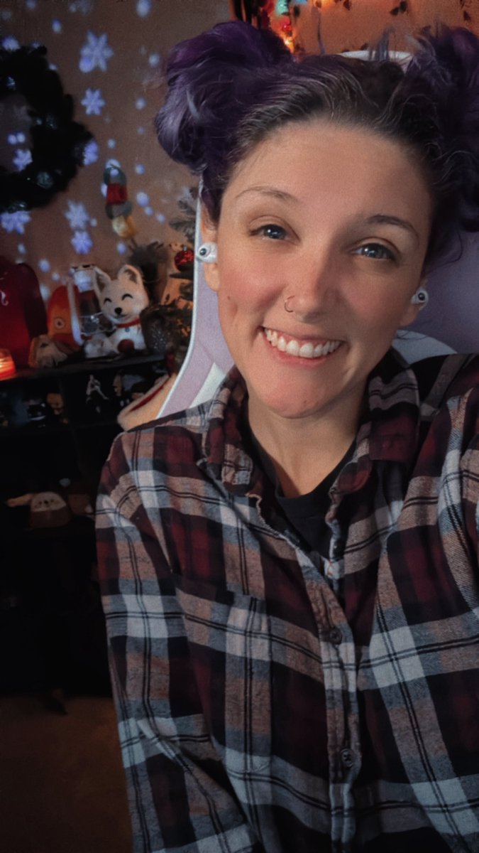 explauraa's tweet image. Come hang out for chaos with Spooky and I today!

Twitch.tv/explauraa