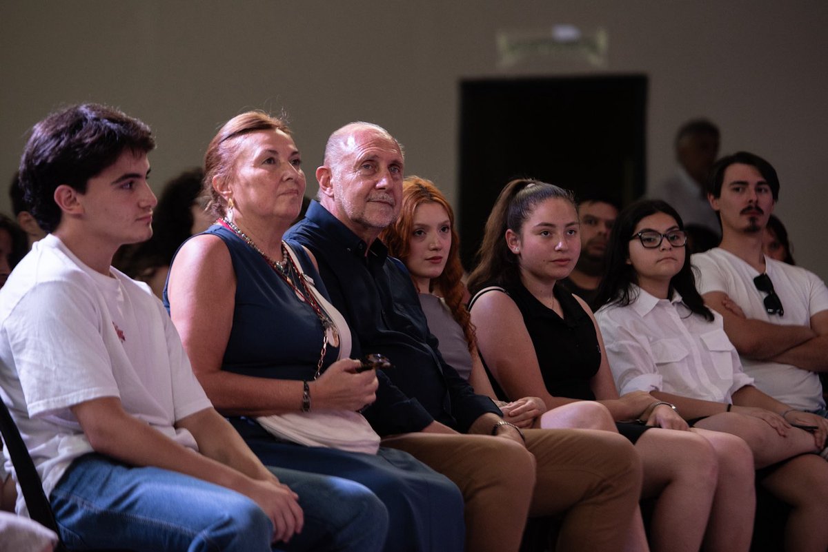 celiaarena's tweet image. 💡 #HacemosFuturo

Cerramos el año en Rosario con el mismo impulso que encendimos en Santa Fe y Calchaquí: meterle cabeza en serio, aprender todo el tiempo, debatir sin vueltas sobre el futuro de nuestra provincia.

Somos una comunidad diversa de personas que piensan, hacen y se…