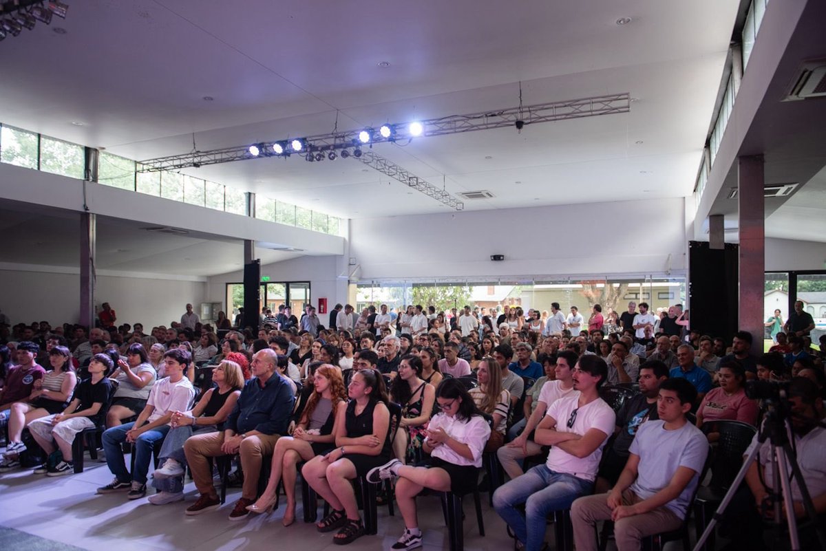 celiaarena's tweet image. 💡 #HacemosFuturo

Cerramos el año en Rosario con el mismo impulso que encendimos en Santa Fe y Calchaquí: meterle cabeza en serio, aprender todo el tiempo, debatir sin vueltas sobre el futuro de nuestra provincia.

Somos una comunidad diversa de personas que piensan, hacen y se…