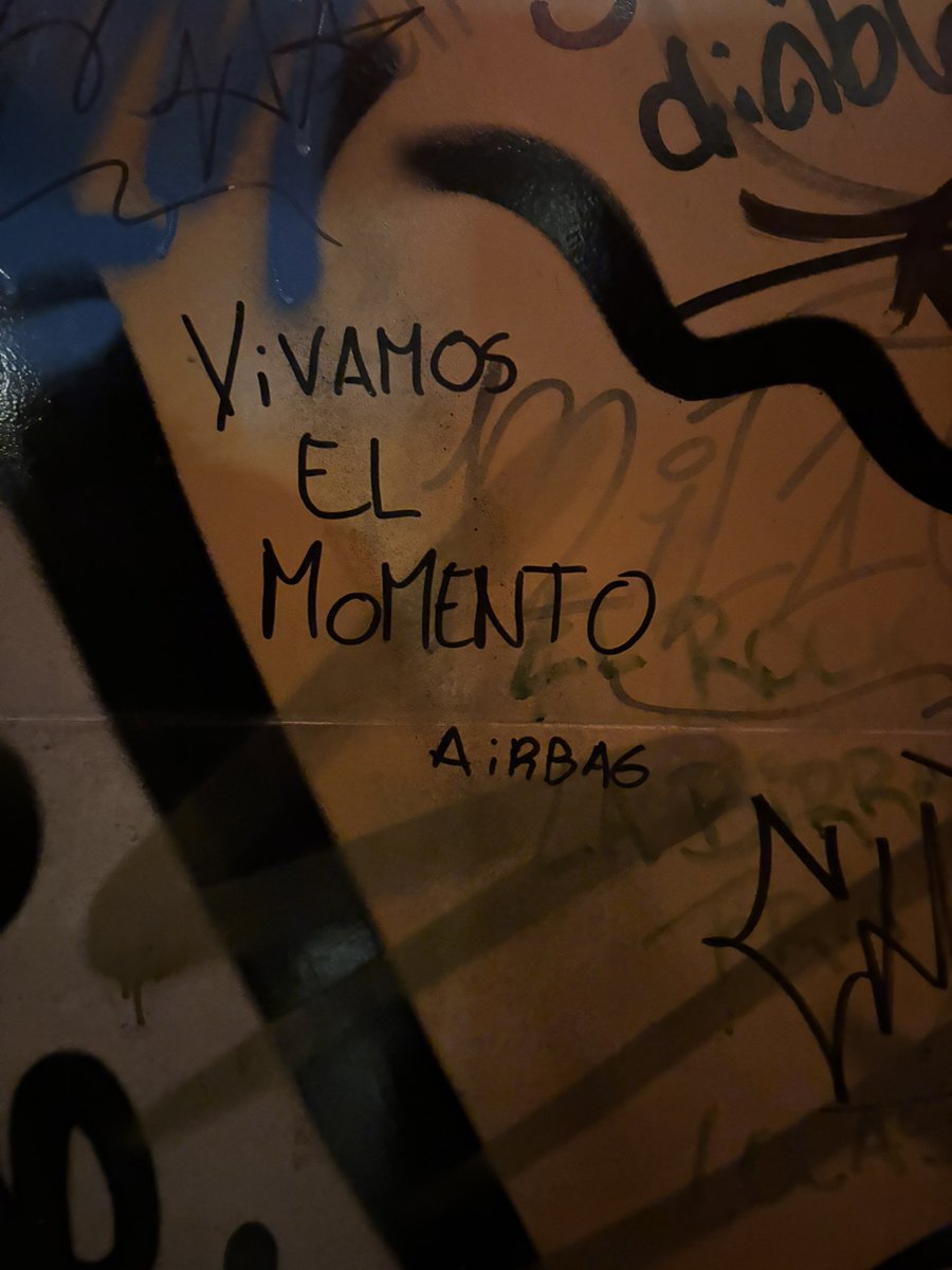 fui al baño del bar y lo primero que veo es esto