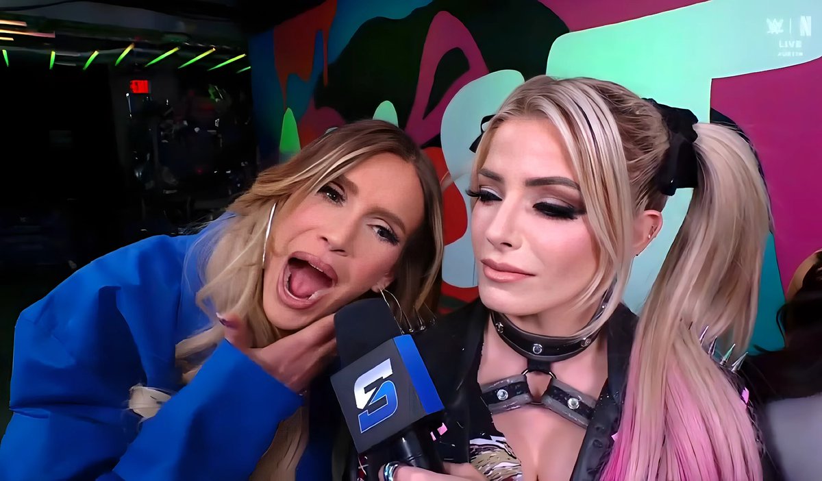 woahalexabliss's tweet image. Just @MsCharlotteWWE forgetting about the gigantic spikes on @AlexaBliss_WWE’s shoulder 😭😭😭 #SmackDown
