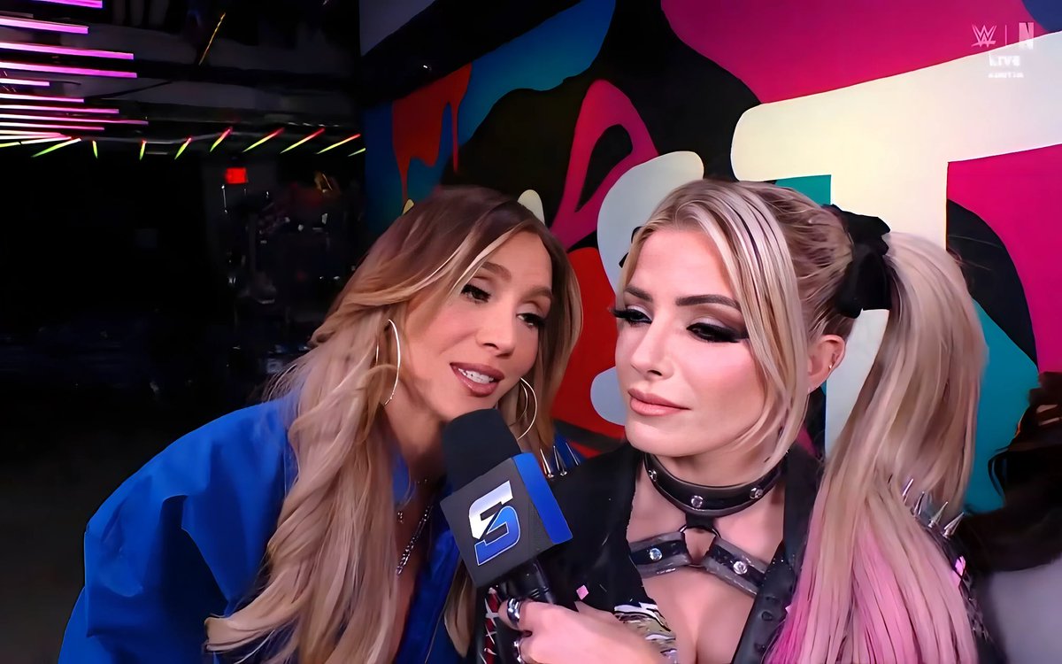 woahalexabliss's tweet image. Just @MsCharlotteWWE forgetting about the gigantic spikes on @AlexaBliss_WWE’s shoulder 😭😭😭 #SmackDown