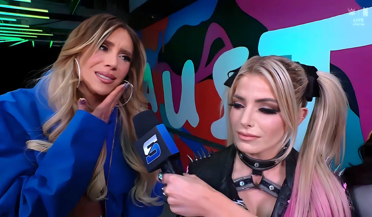 woahalexabliss's tweet image. Just @MsCharlotteWWE forgetting about the gigantic spikes on @AlexaBliss_WWE’s shoulder 😭😭😭 #SmackDown